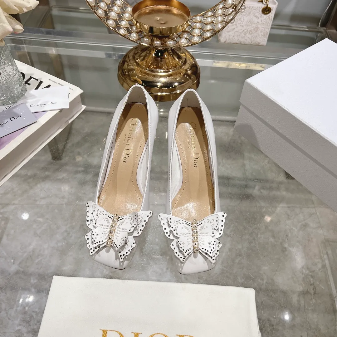👟👟Ex-factory price 560👟👟 2024 early spring new style ◼️Dior ◼️Dior spring and summer latest fashion show haute couture series sandals Bow Mary Jane ——— Ldylle retro Roman style doll women's sandals CD pearl five metal buckle bow low-heeled women's single shoes Original development top high-end version Material: imported cow patent leather upper + water-dyed sheepskin lining + original molded pearl buckle + Italian genuine leather outsole Size: 34-40 (34.40. Customization is non-refundable and non-exchangeable) Heel height: 4.5cm 8.5cm